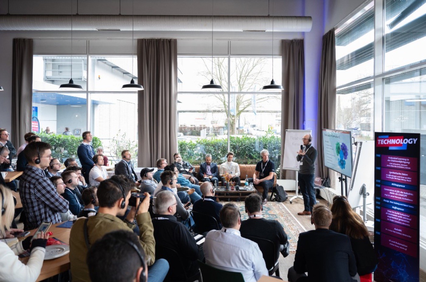 KI-Konferenz im Maindock Frankfurt mit drei parallelen Stages — Licht-, Ton- und Medientechnik